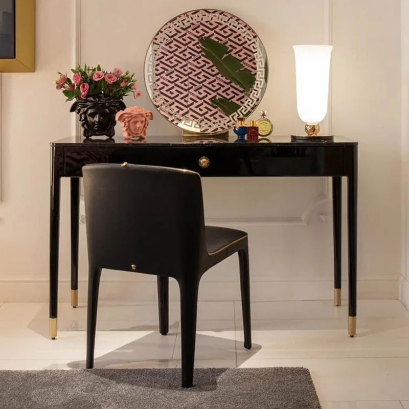 Silla de madera maciza.