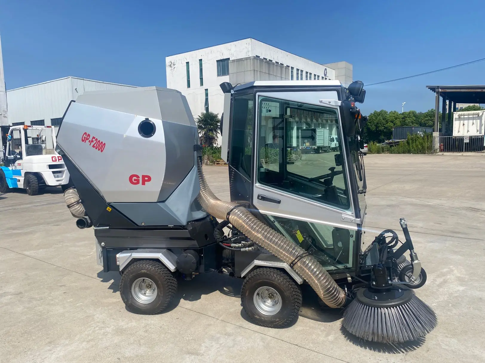 Robust Eco-Friendly Diesel Sweeper High-Capacity Debris Collection Industrial Urban Cleaning Featuring Core Engine Brush Road