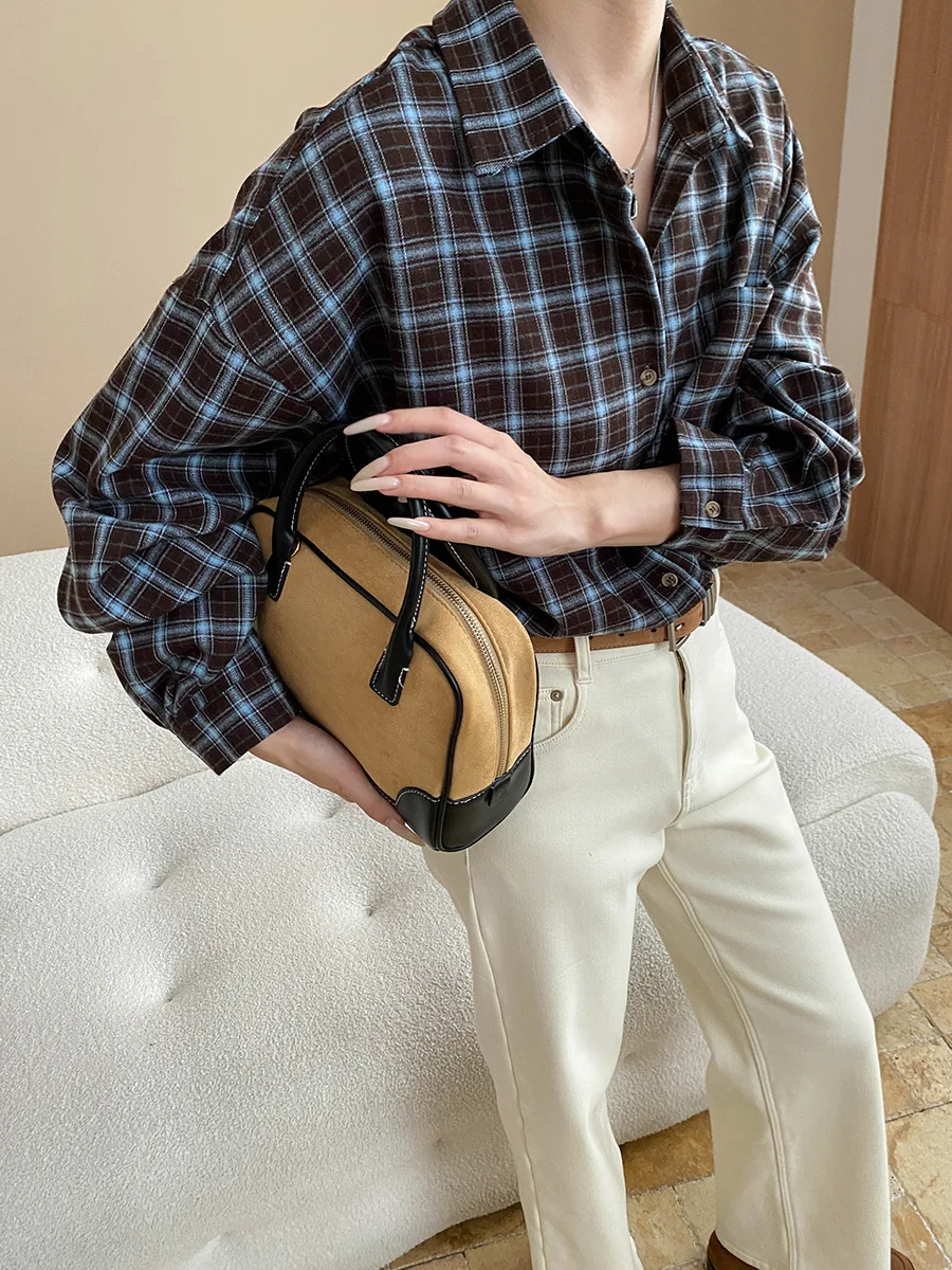편안하고 여유로운 스트리트 스타일, 대비되는 색상의 격자무늬, 루즈하고 캐주얼한 레이어드 셔츠