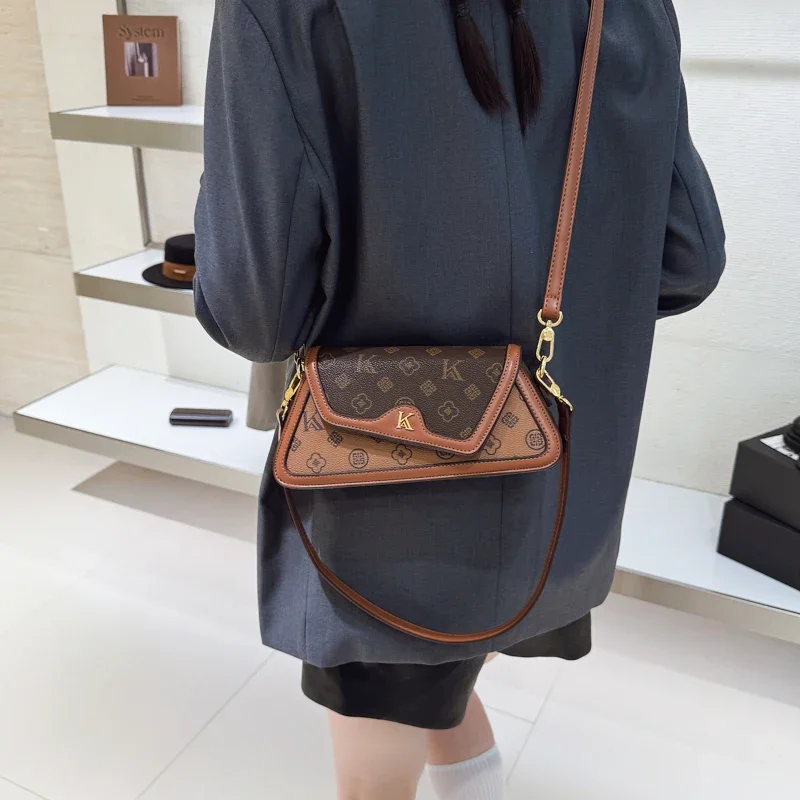 

Elegant Women's Handbag With Messenger Strap Leather Material Classic Tote Design High-Quality Crossbody Option For Ladies