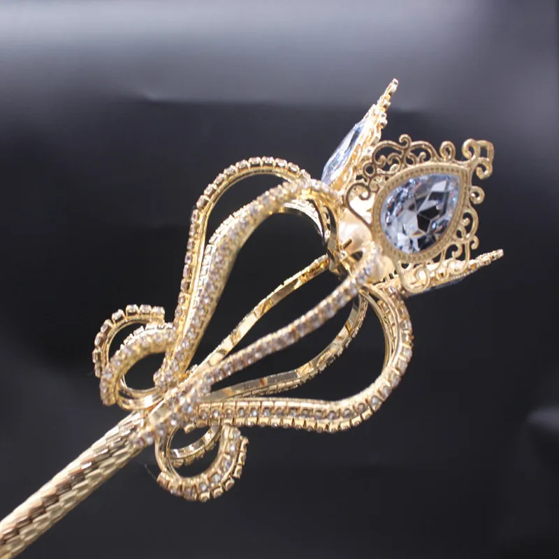 שרביט מלכותי זהוב משובץ פנינים ואבני חן