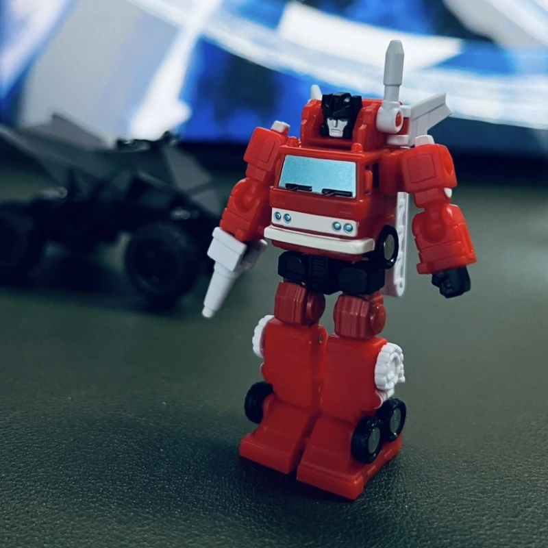 

Репринт на складе, пожарная машина, деформационная серия роботов, маленькие масштабные модели, фигурки, настольные украшения, коллекция игрушек, праздничные подарки