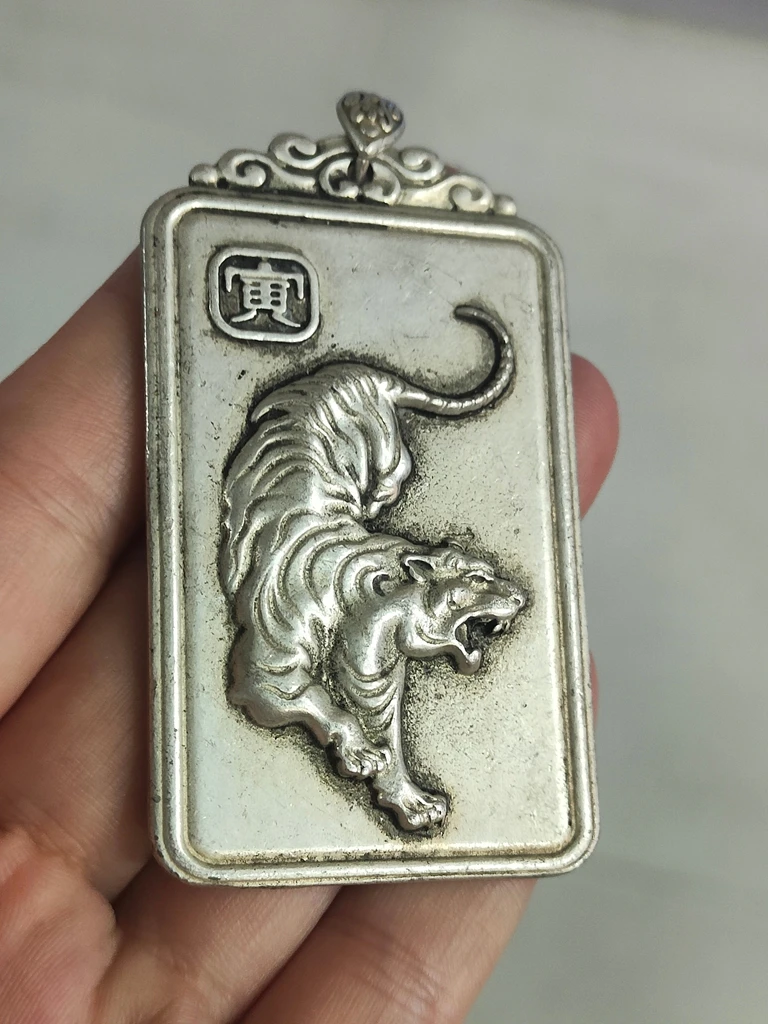 الرجعية الفضة التبتية على الوجهين نحت Manjushri Guanyin العلامة التجارية الأخضر الأم قلادة الصين هدية