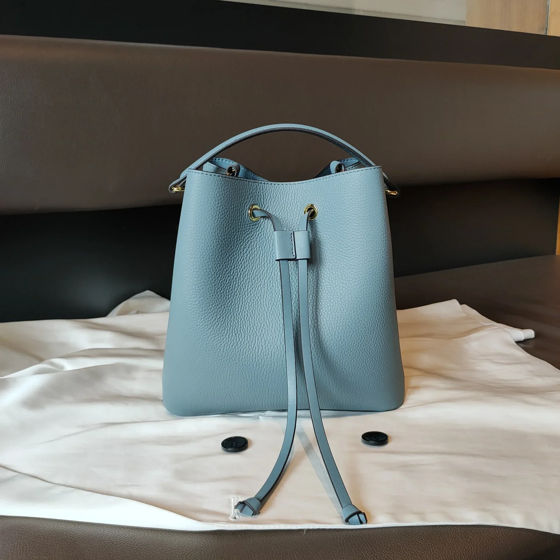 Bolsa de couro genuíno para mulheres, bolsa simples de grande capacidade, na moda, cordão que combina com tudo, bolsa mensageiro, nova