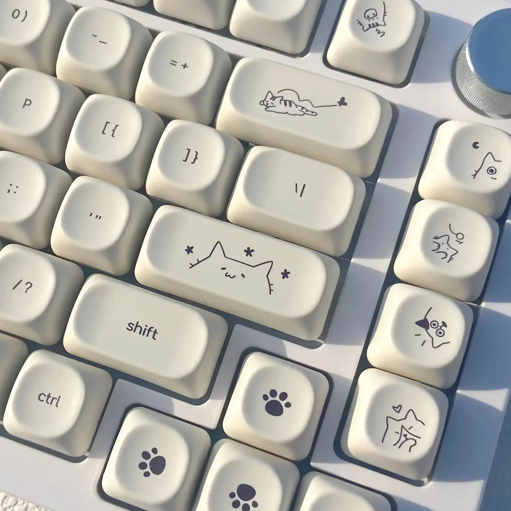 أغطية مفاتيح حليبية لطيفة على شكل قطة الدب شبح أغطية مفاتيح ذات خط صغير أغطية مفاتيح PBT MOA ملف تعريف لوحة مفاتيح ميكانيكية أغطية مفاتيح لوحة مفاتيح للألعاب