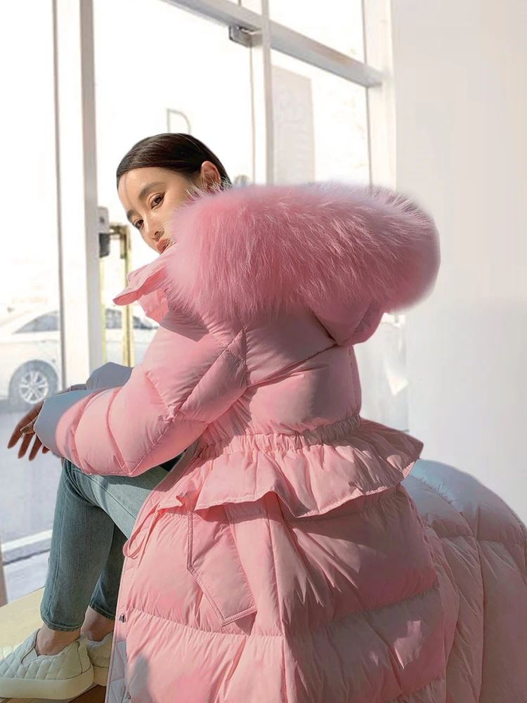 เสื้อโค้ทขนเป็ดสีชมพูแบบมีฮู้ดคลุมเข่าสำหรับผู้หญิง แฟชั่นใหม่ คอปกขนเฟอร์ขนาดใหญ่ สำหรับฤดูหนาว ทรงเข้ารูปช่วงเอว