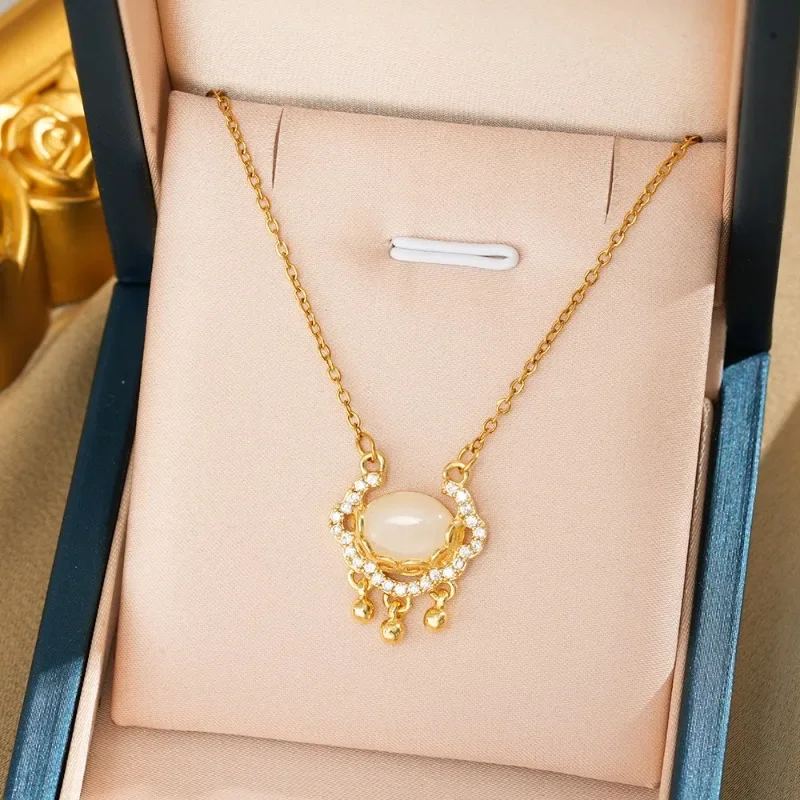 A high-end, light luxury and niche design Chinese-style auspicious cloud lock women's collarbone necklace