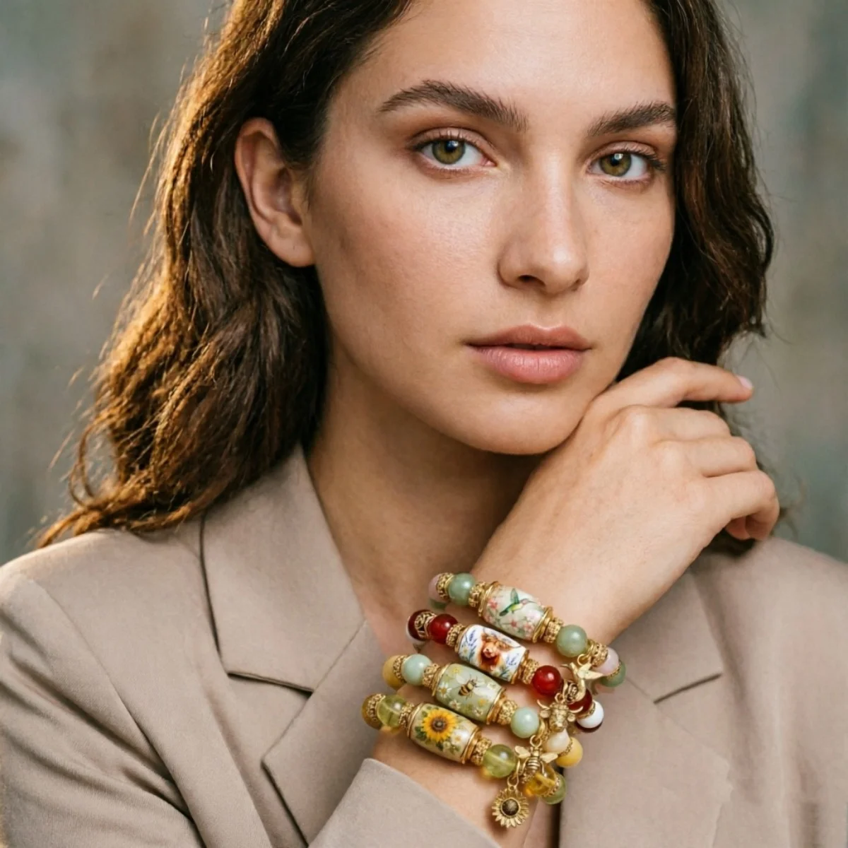 Zarte Armbänder im Frühlingsgarten-Stil mit Glasperlen für Damen und Herren, mit Charm-Anhängern wie Kolibri, Sonnenblume, Biene und Ochsenkopf, Heilschmuck. – Detail 18
