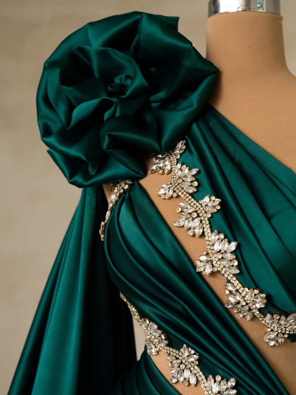 Green Elegant Beaded Crystals Evening Dress Luxurious Cocktail Side Cape Customized Satin 3D Flowers Party Formal Prom Gown