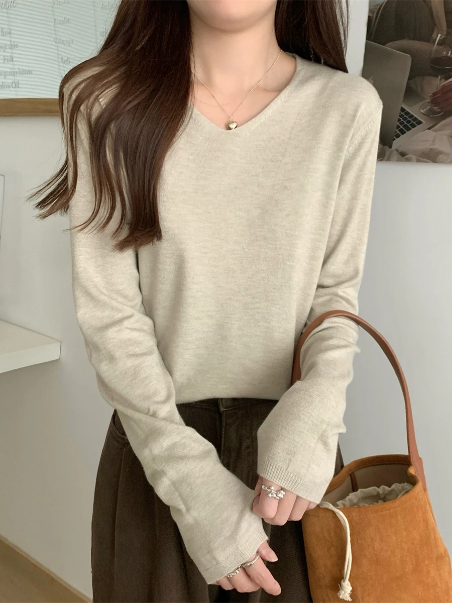 เสื้อถักผู้หญิงคอวีเนื้อนุ่มสบาย สีพื้น ใส่เป็นเสื้อตัวในได้ สไตล์ลำลอง เหมาะกับการเดินทาง แขนยาวพิเศษ ความยาวแบบอัลตร้า