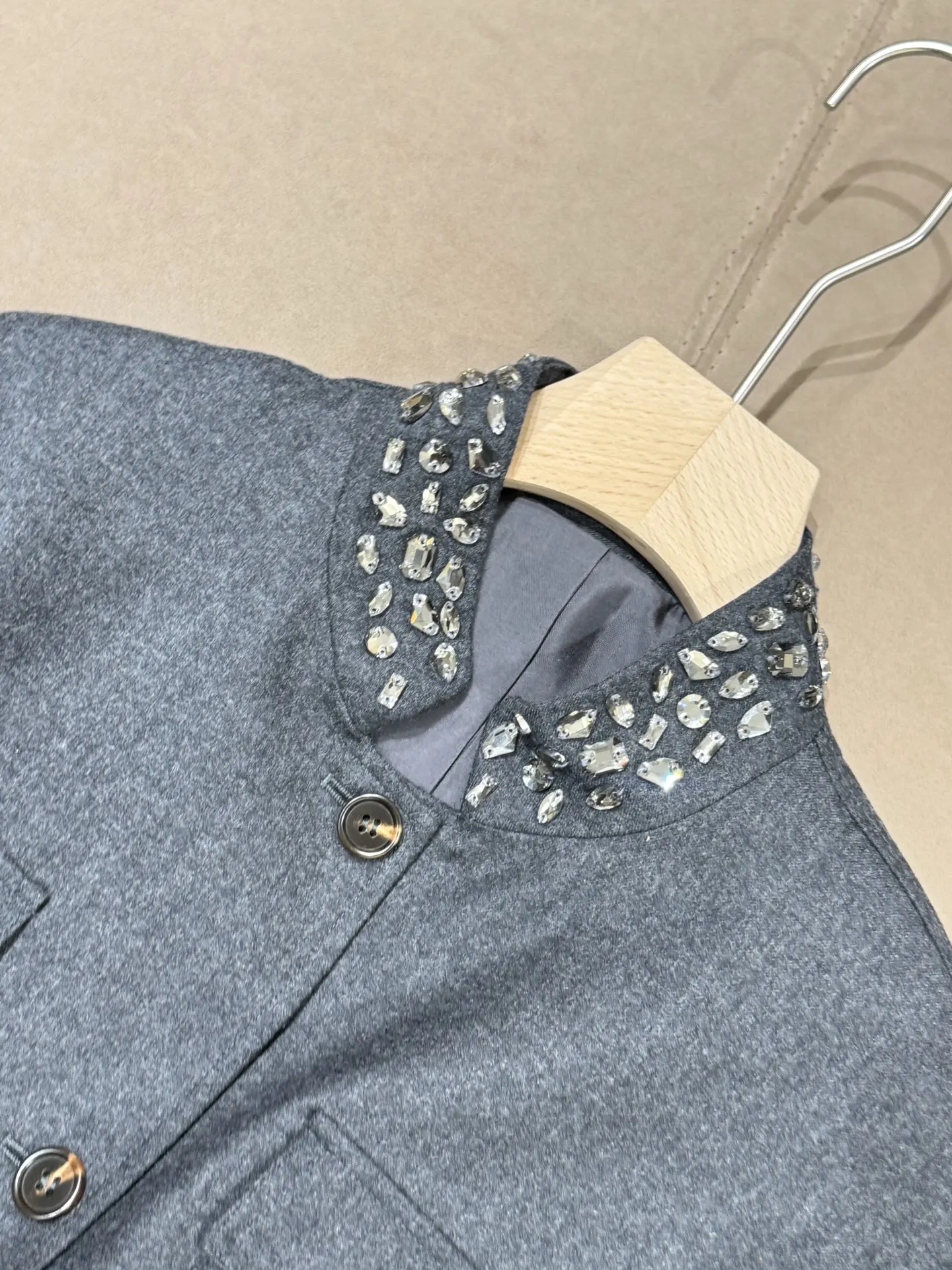 

Новая осенне-зимняя женская камвольная шерстяная тонкая короткая куртка и юбка, модные и универсальные повседневные топы