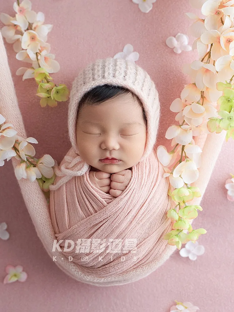 

Newly born baby photography wrapped in cloth simulation flower baby photography theme set studio background hat 아기 코스프레