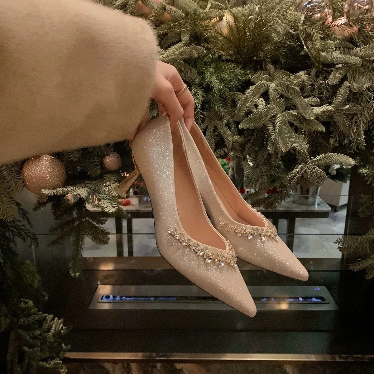 

Новые женские блестящие туфли цвета шампанского, золотисто-красного цвета с острым носком на высоком каблуке 6,5 см, украшенные бисером и стразами, нарядные повседневные офисные туфли