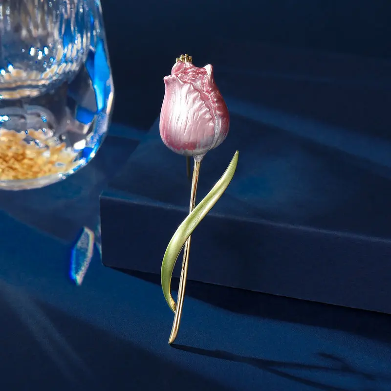 

High-end, niche, elegant and sophisticated lacquered roses, simple and exquisite corsages, and fashionable tulip brooches