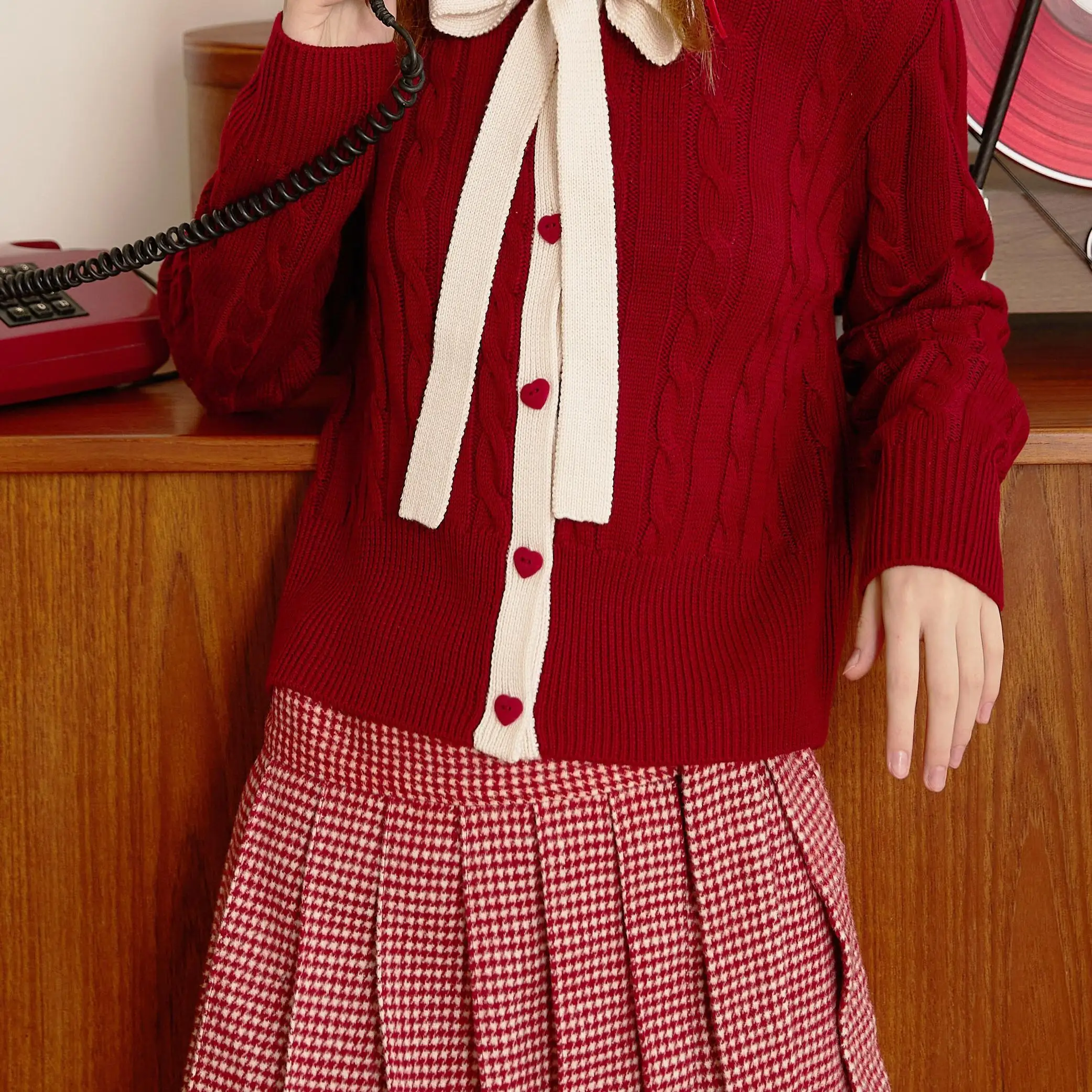 

Кардиган женский зимний с оригинальным дизайном, красно-белый, с узлами и скрученным узором, из смесовой ткани (полиэстер и шерсть)