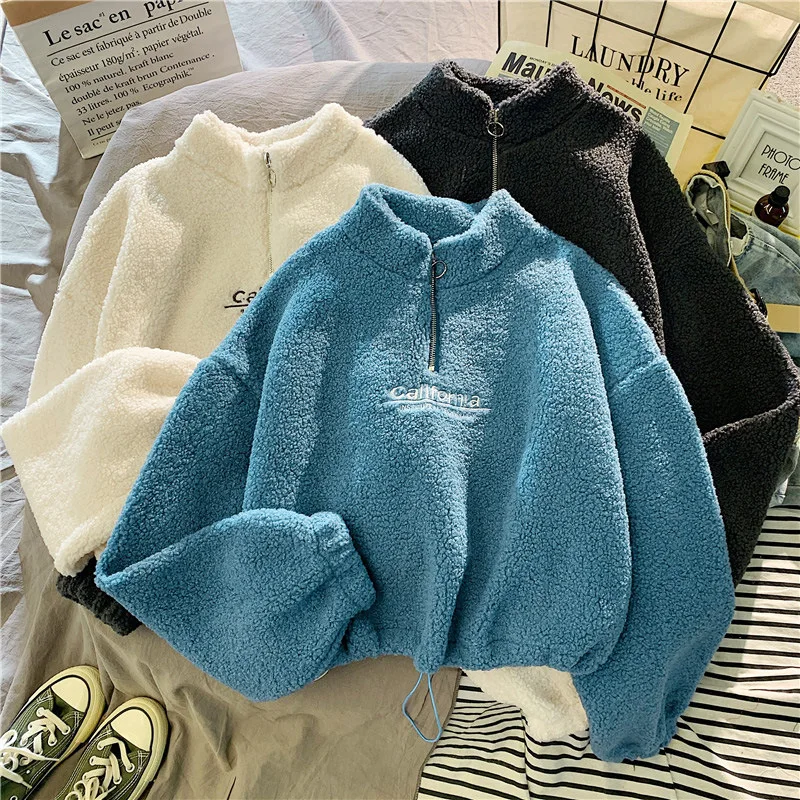 Damen-Sweatshirt mit Stehkragen, Fleece-Futter, dick, aus Lammwolle, kurz geschnitten, für Herbst und Winter, flauschig, locker geschnitten, langärmelig, mit Schriftzug, lässiger Pullover – Detail 3