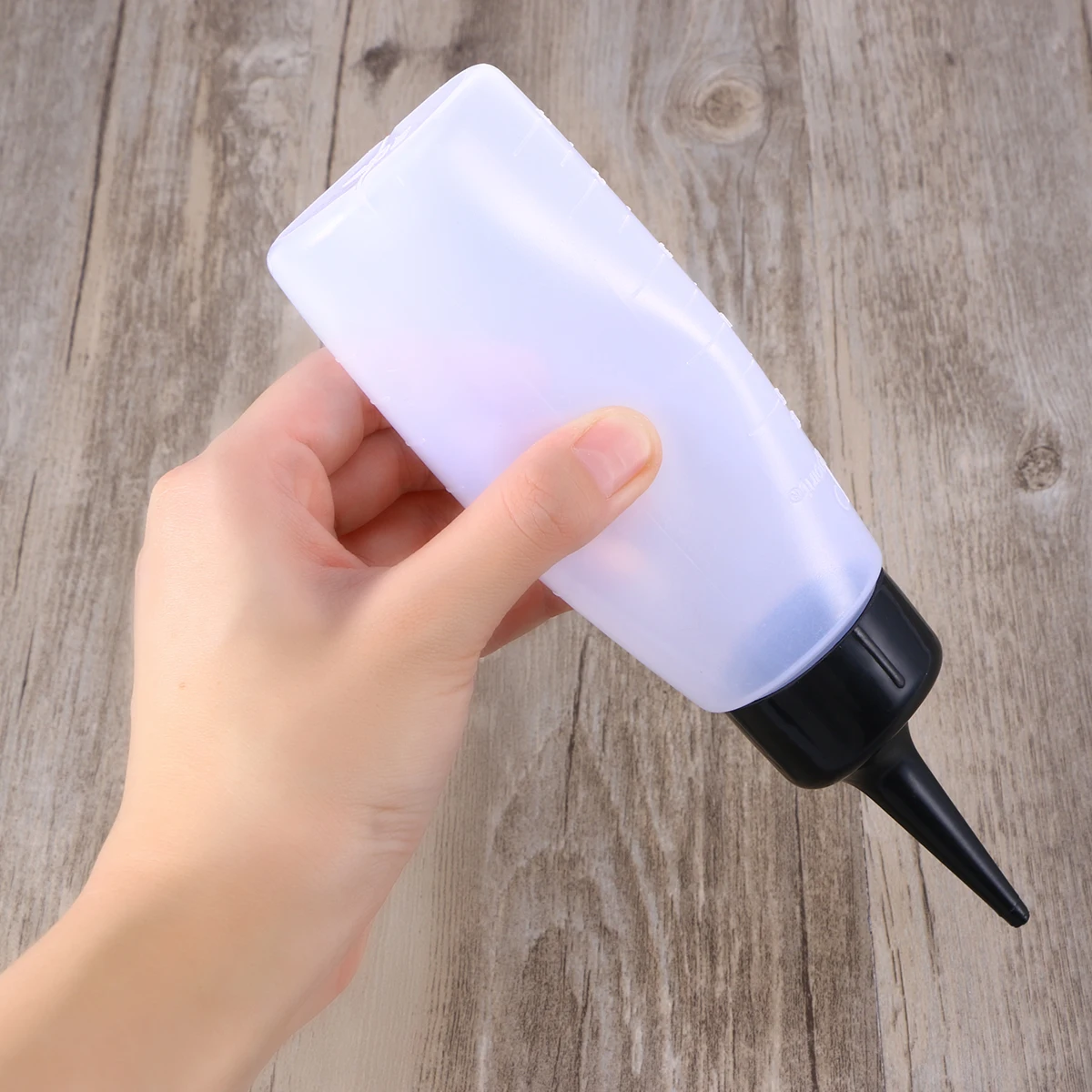 

2pcs Plastic Hair Salon Dry Cleaning Pot Refillable Squeeze Bottle for Shampoo Conditioner Hair Dye Anti-Slip Design for Home