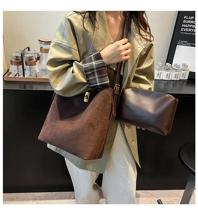 

2026 New Fashion Bucket Retro Suede Large Capacity Tote Bag Women's Versatile One Shoulder Crossbody Mother and Child Bag