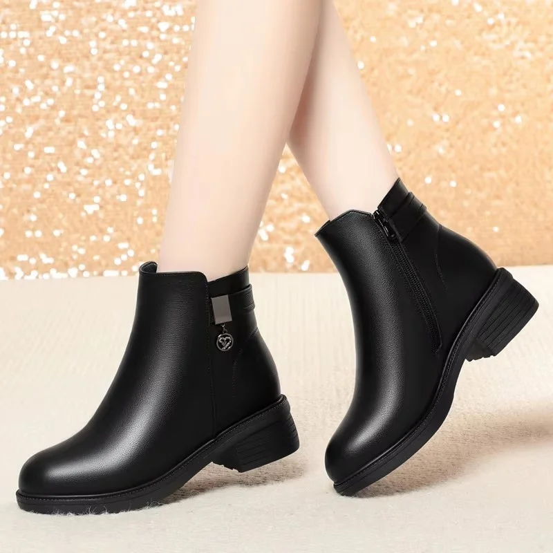 Zapatos de cuero suave cómodos y elegantes de 4,5 cm, botines cortos para mujer, Botas de moto de piel cálida con tacones cuadrados medios para invierno 2025