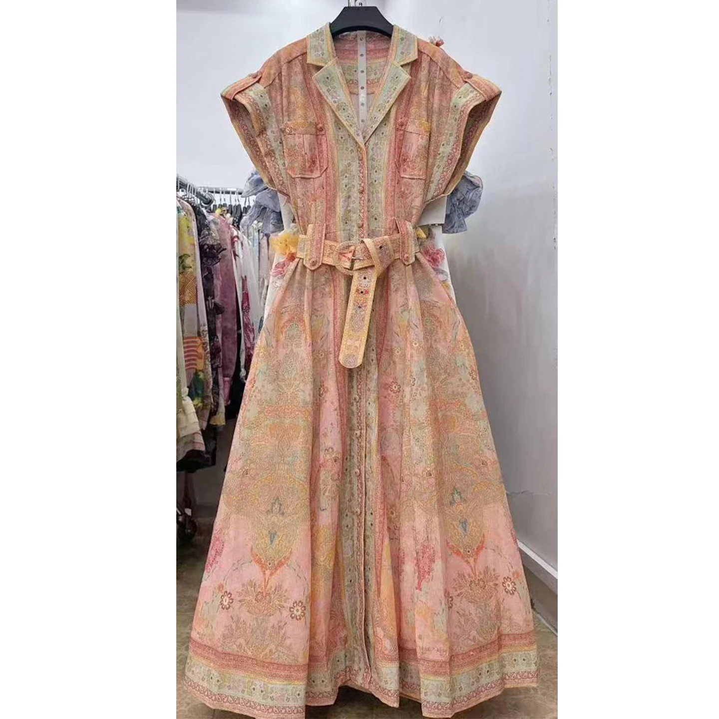 

This dress features a printed textured neckline, short-sleeved pockets, and side pockets that swing