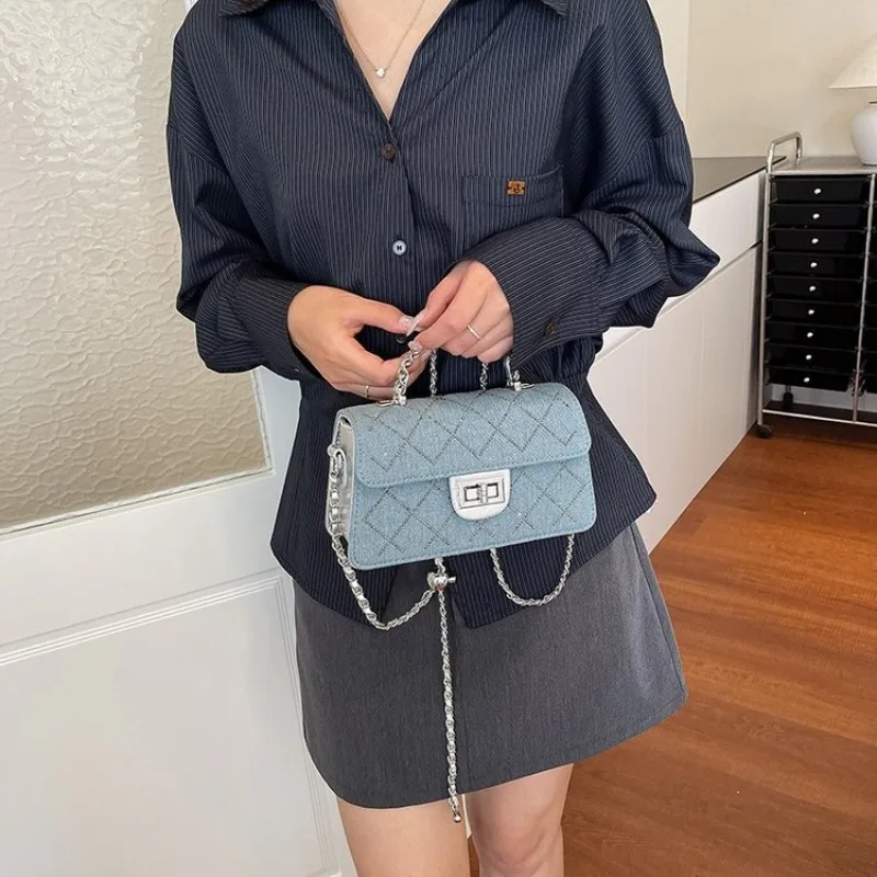 Damen Leder-Wickeltasche Klassischer Designer-Paris-Stil Hochwertige Minimalistische Schultertasche Trendige Logo-Verzierung für Pendlerinnen
