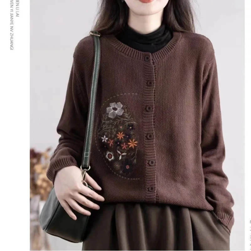 French Retro Loose Autumn Winter Women\'s 2024 Patchwork O-Neck Button Knit Simple Fashion Embroidered Sweater Long Sleeved Top