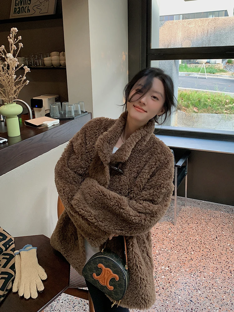 Jaqueta Feminina de Couro com Gola Alta e Botões, com Detalhes em Pele de Cordeiro e Veludo, Nova Coleção de Inverno, Confortável e Quente