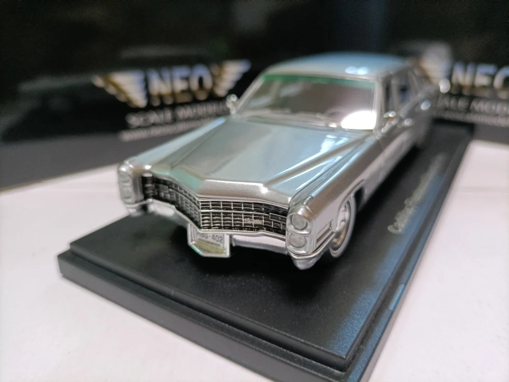 Neo 1:43 Scale Resin Fleetwood 75 1966 Luxury Sedan Toys Cars Model Classics Adult Collection Souvenir Gifts Static Display