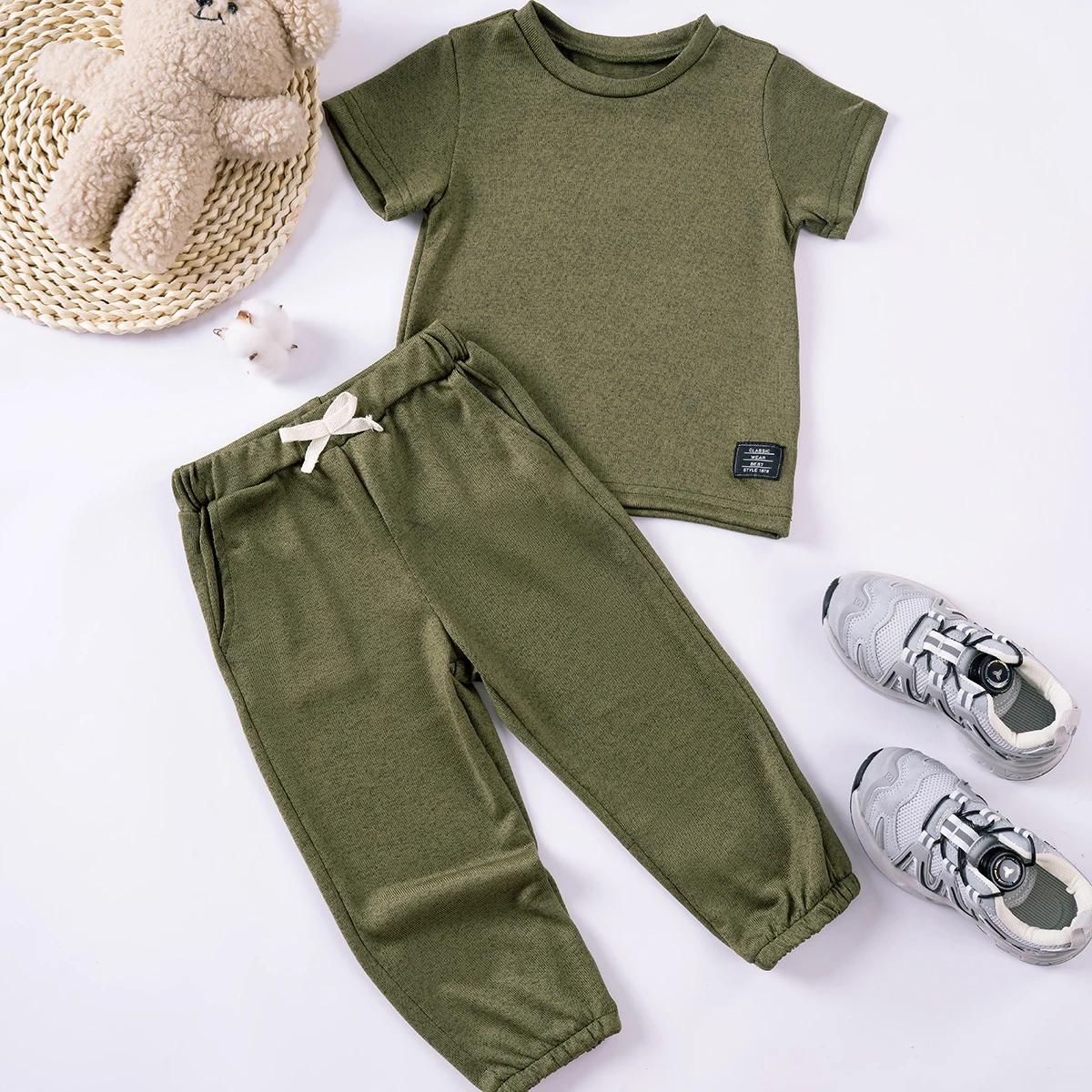 طقم مكون من قطعتين صيفي كاجوال للأولاد برقبة دائرية وأكمام قصيرة بلون عادي مع بنطلون للارتداء اليومي