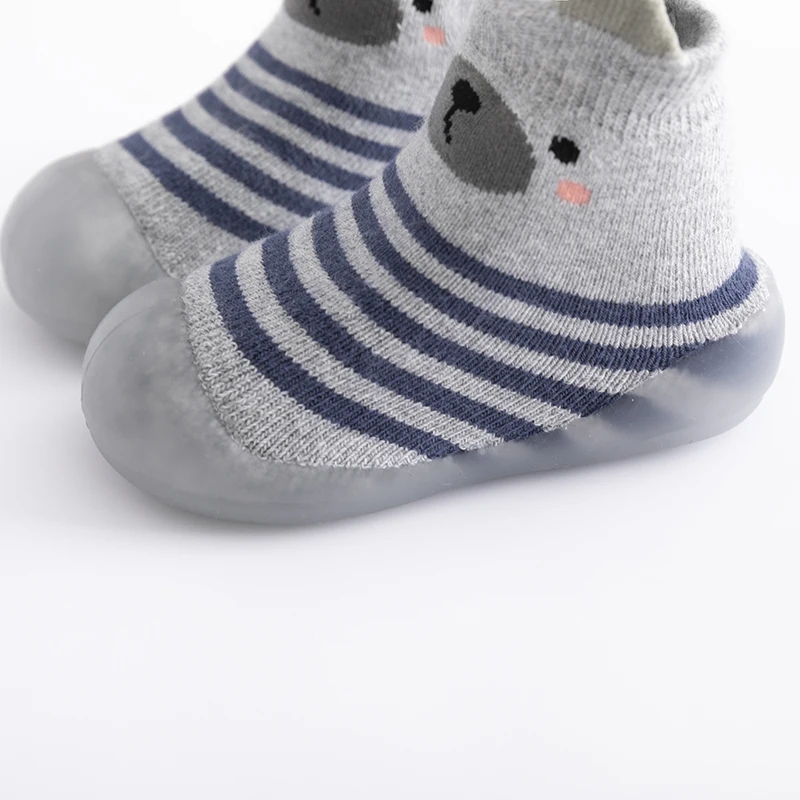 幼児用の柔らかいゴム製滑り止めファーストウォーカーシューズ、赤ちゃん用のかわいいフロアシューズ、クラシックなストライプスタイル、男の子と女の子用の暖かい靴下、秋と冬