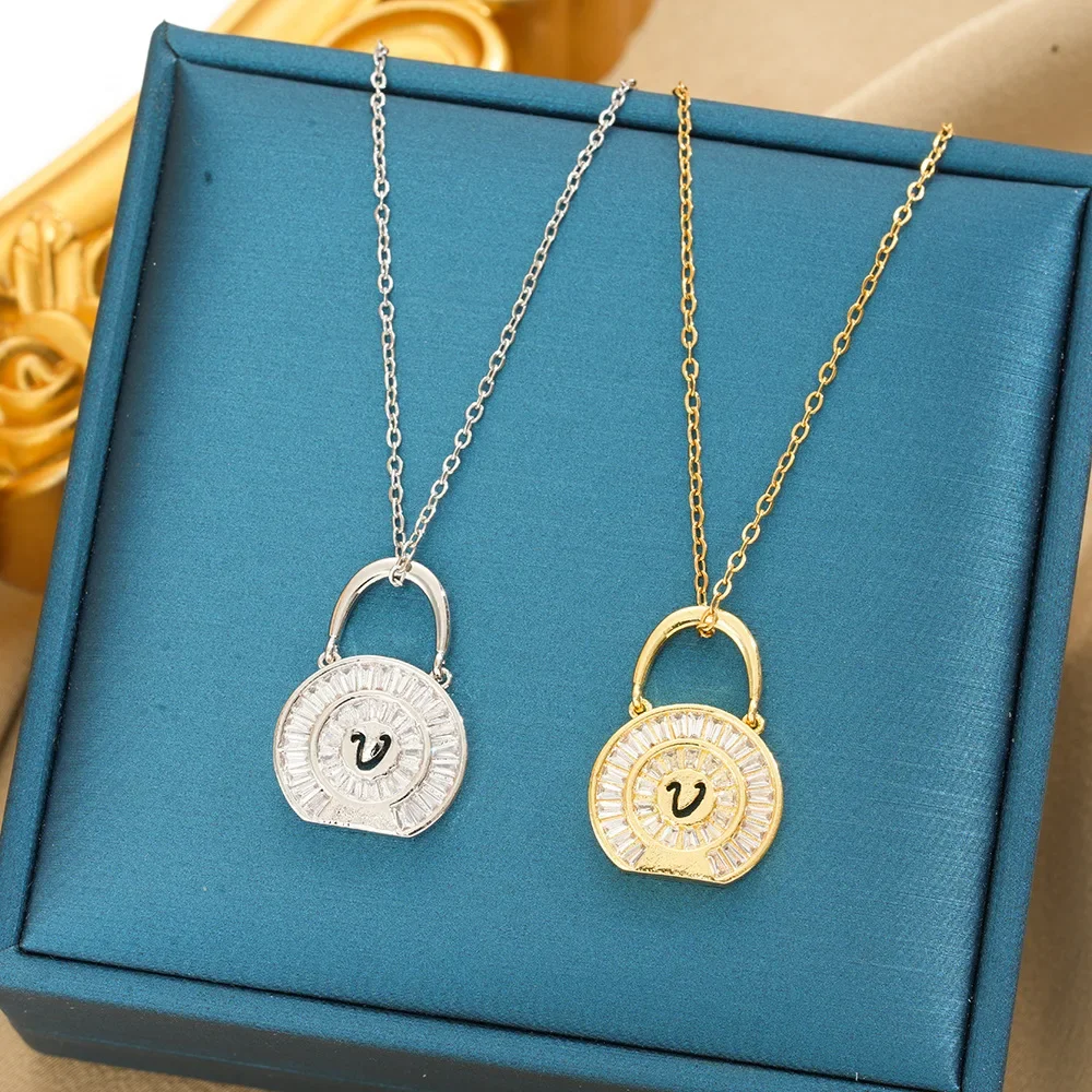 حقائب يد مرصعة بالصغيرة، وسلاسل الترقوة، وحقائب الموضة اليابانية والكورية، والقلائد، وأنماط بسيطة ومتخصصة للنساء