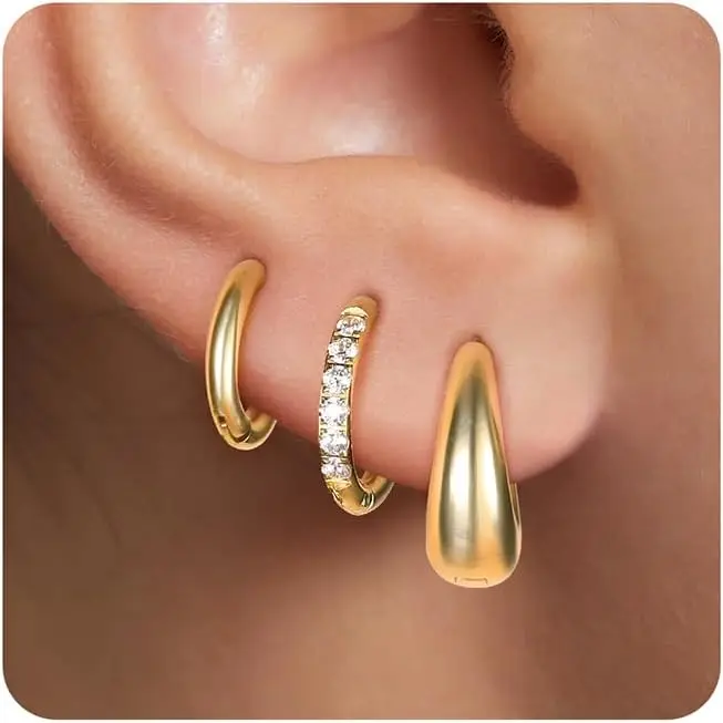 Brincos de argola huggie de aço cirúrgico para mulheres conjunto banhado a ouro 14K pequenos e leves brincos huggie CZ para piercing múltiplo