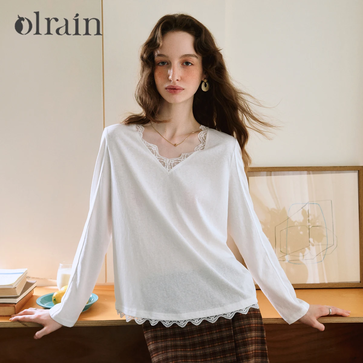 OLrain 2026 Autumn Women's White T‑Shirt French Lazy Style Lace Trim V‑Neck Splicing Loose H‑Shape Long Sleeve Tops O58QT008590