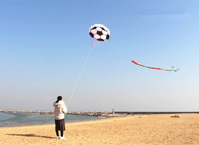 Spedizione gratuita aquilone da calcio giocattoli volanti per bambini pipa voadora cometas de viento infantil drachen steigen kite adulti all'aperto