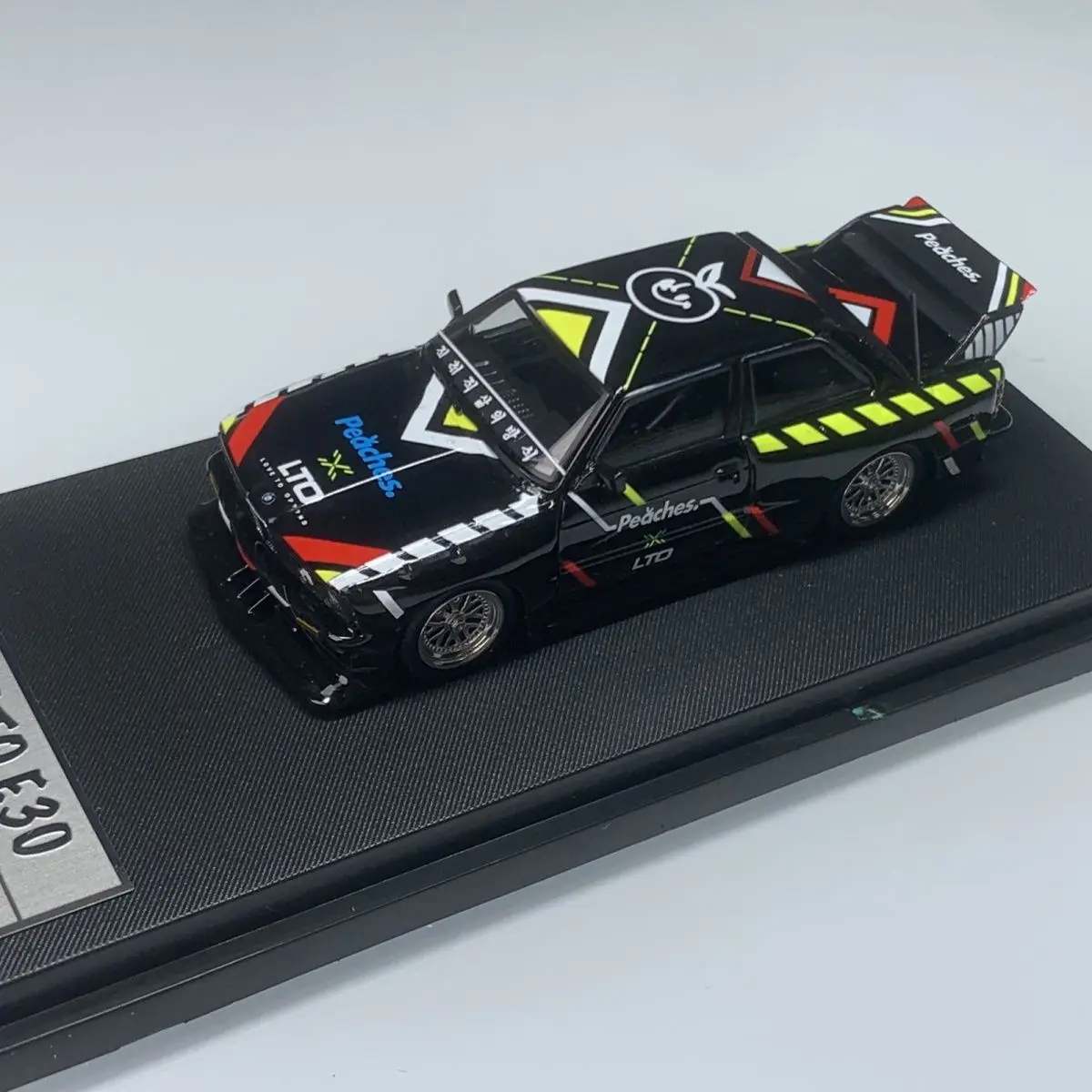 

Diecast SW 1:64 Scale BMW LTO E30 M3 Peaches Painted Alloy Car Model Collectible Toy Gift Souvenir Display Ornament