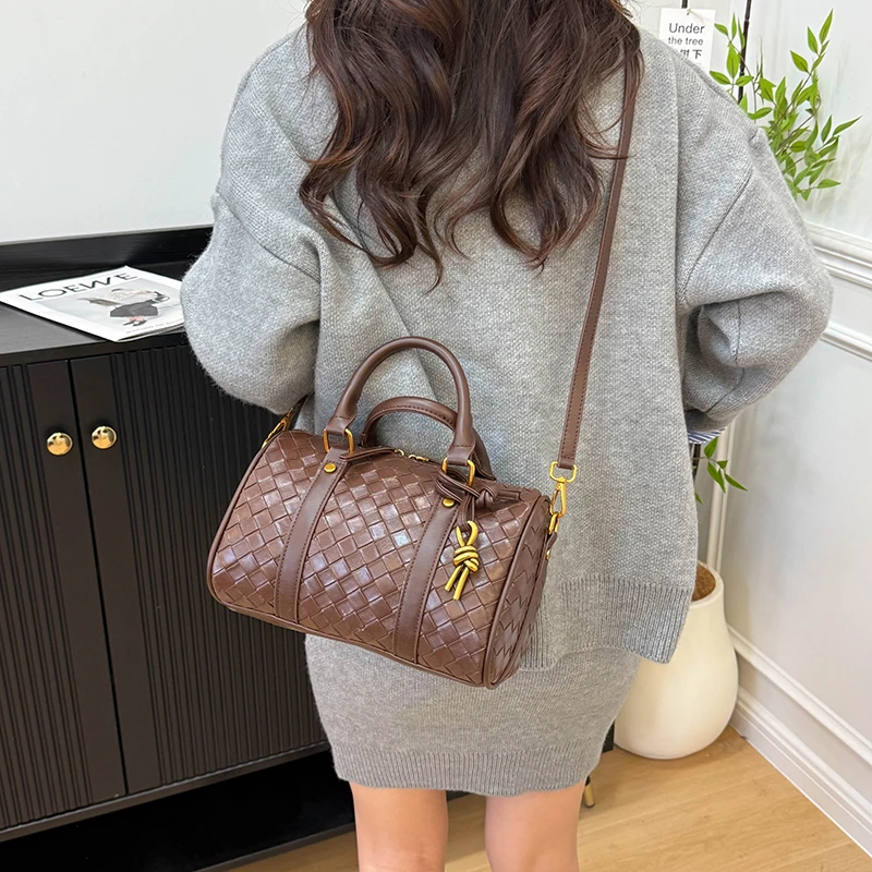 

Women High-end Retro Minimalist Shoulder Crossbody Bag Unique Design Premium Texture Fashion Style for Daily Casual Use
