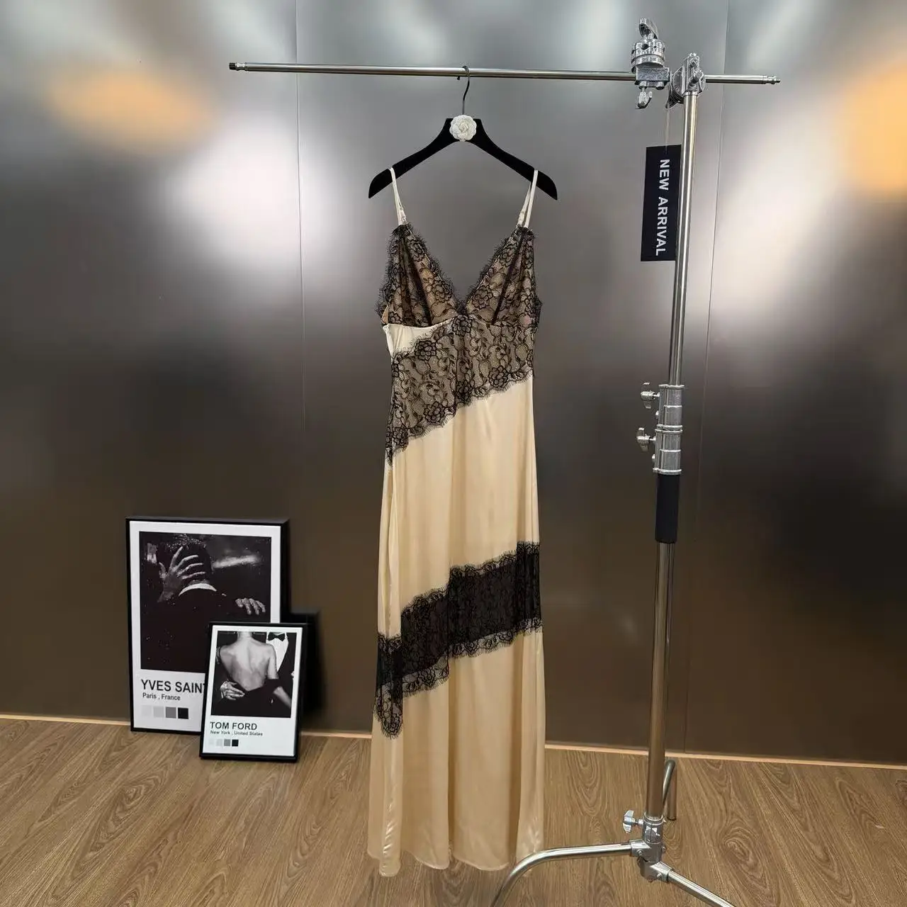 2026 Primavera Verano francés romántico encaje Patchwork cuello pico Sexy estilo elegante camisola vestido mujeres de gama alta vestido de tirantes de satén