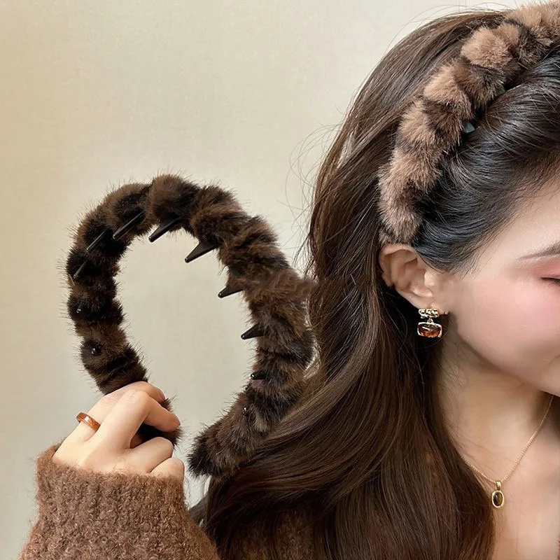

Super Soft Non Slip Plush Hair Headband with Teeth 1Pc Vintage Leopard Print for Women Face Wash Daily Use Cute Warm Winter