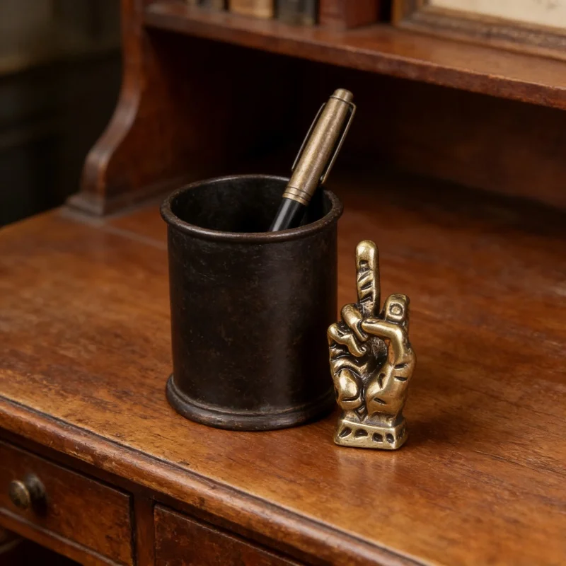 

Creative Vertical Middle Finger Copper Brass Decor Vintage Handmade Office Tea Pet Car Gift Vintage Desk Decoration Toy