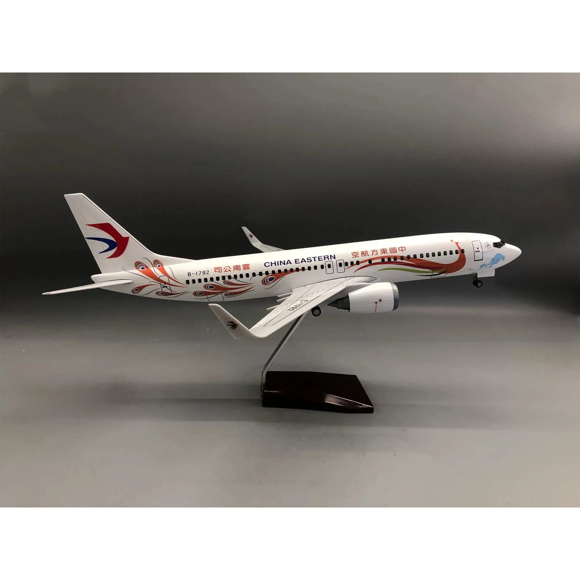 47cm Scale Airplanes China Eastern Airways B737-800 Plastic Model Peacock Painting Plane Resin Diecast With Souvenir Displays