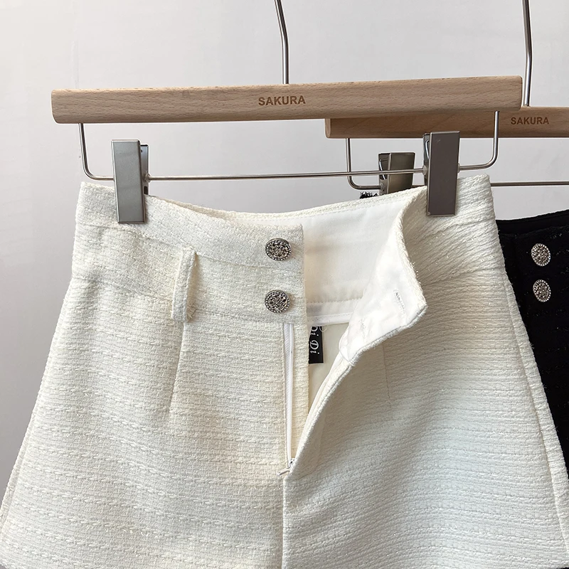 Temperament witte shorts voor dames lente 2025, nieuwe Franse afslankende hoge taille, wijde pijpen, korte broek, mode-knopshorts