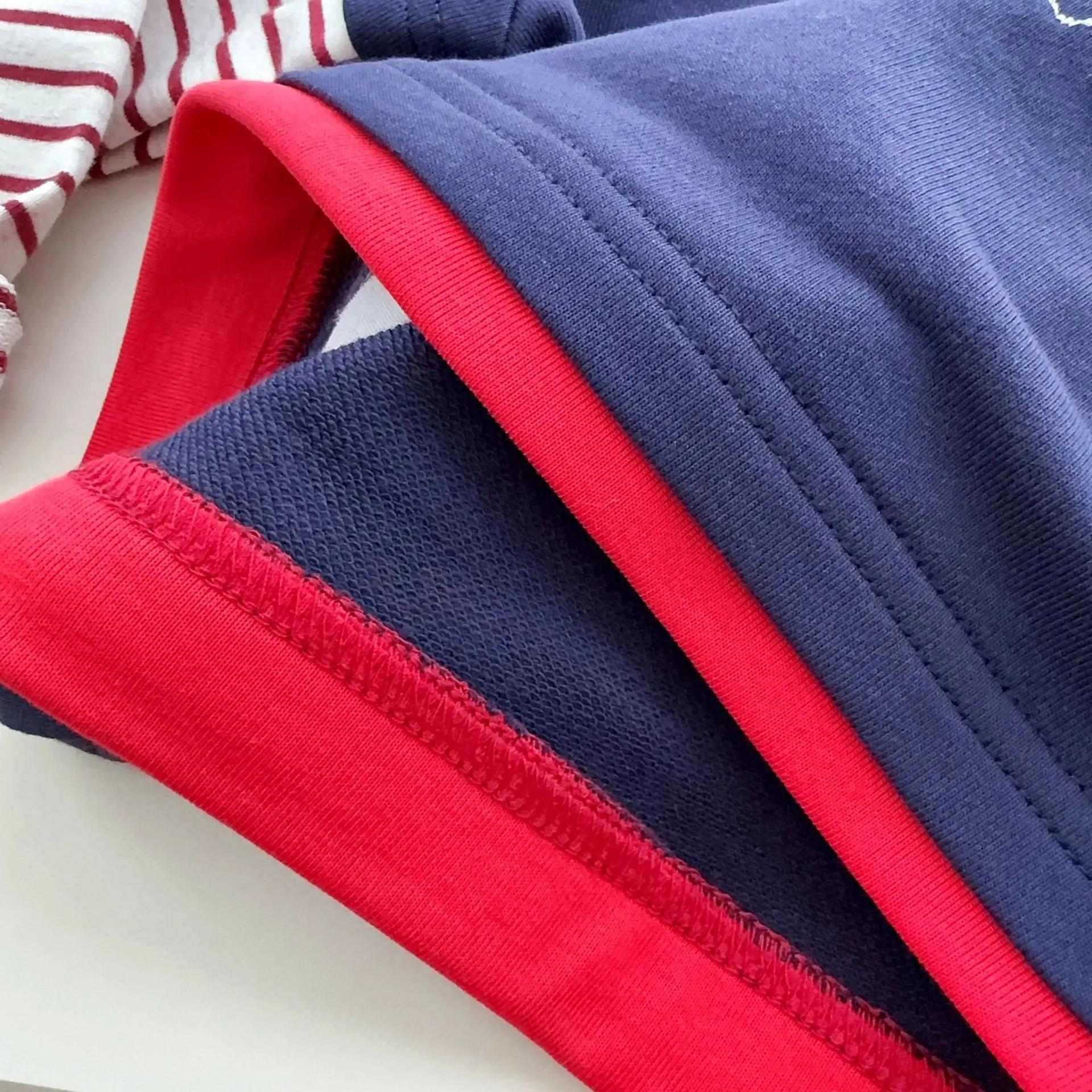 الأطفال تي شيرت بأكمام طويلة 2025 الخريف الياباني نمط جديد لطيف الهندسة سيارة وهمية اثنين الكرتون القمم للبنين والبنات