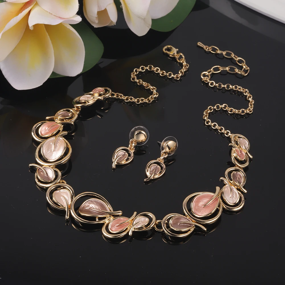 MeiceM Trendy Leaf Necklaces Ornaments on the Neck Fashion Enamel New Designer Chain Choker Pendant Necklace for Women Party