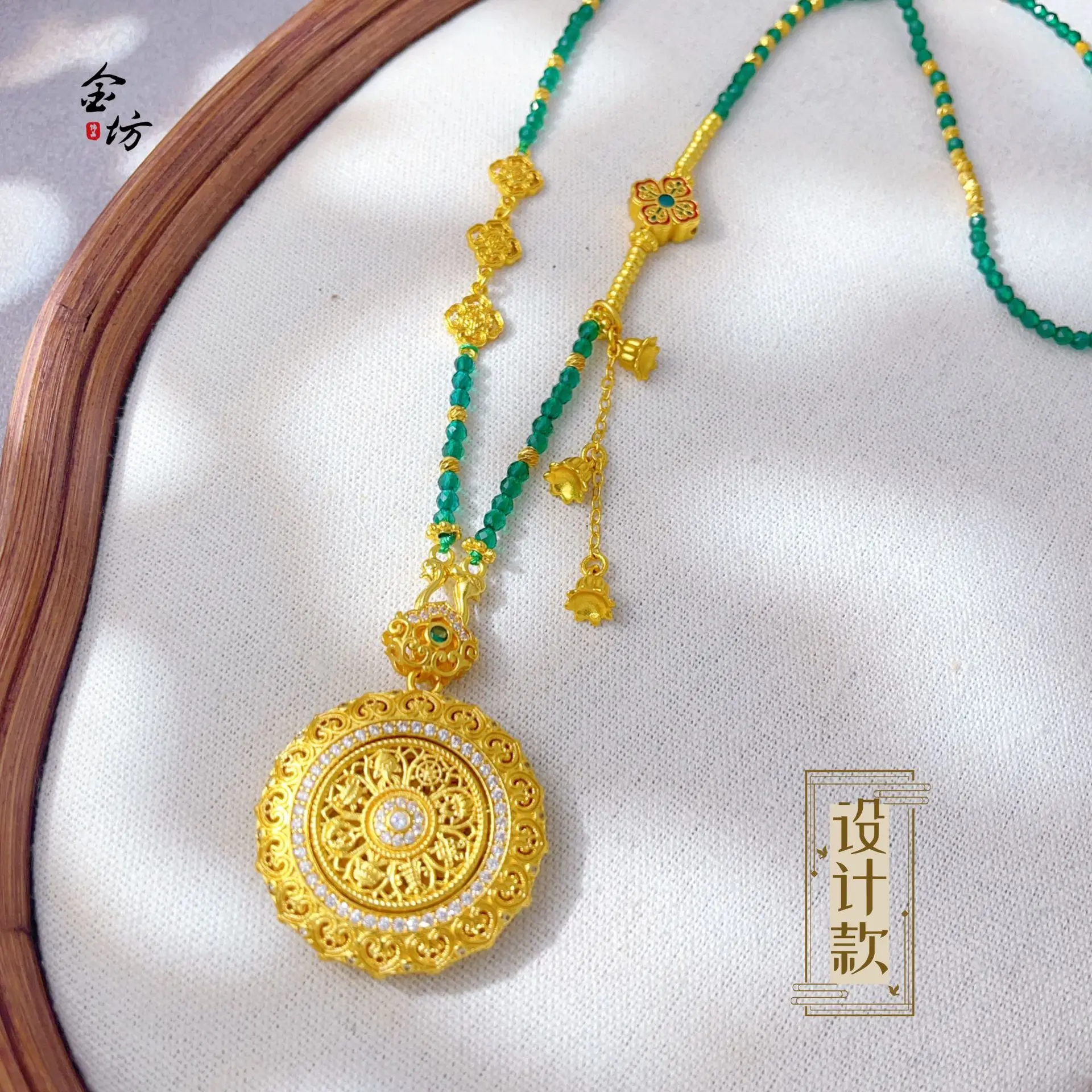 

9999 24K real gold inlaid with green crystal stone inlaid with diamonds and filigree Ruyi rotating eight treasure compass beaded