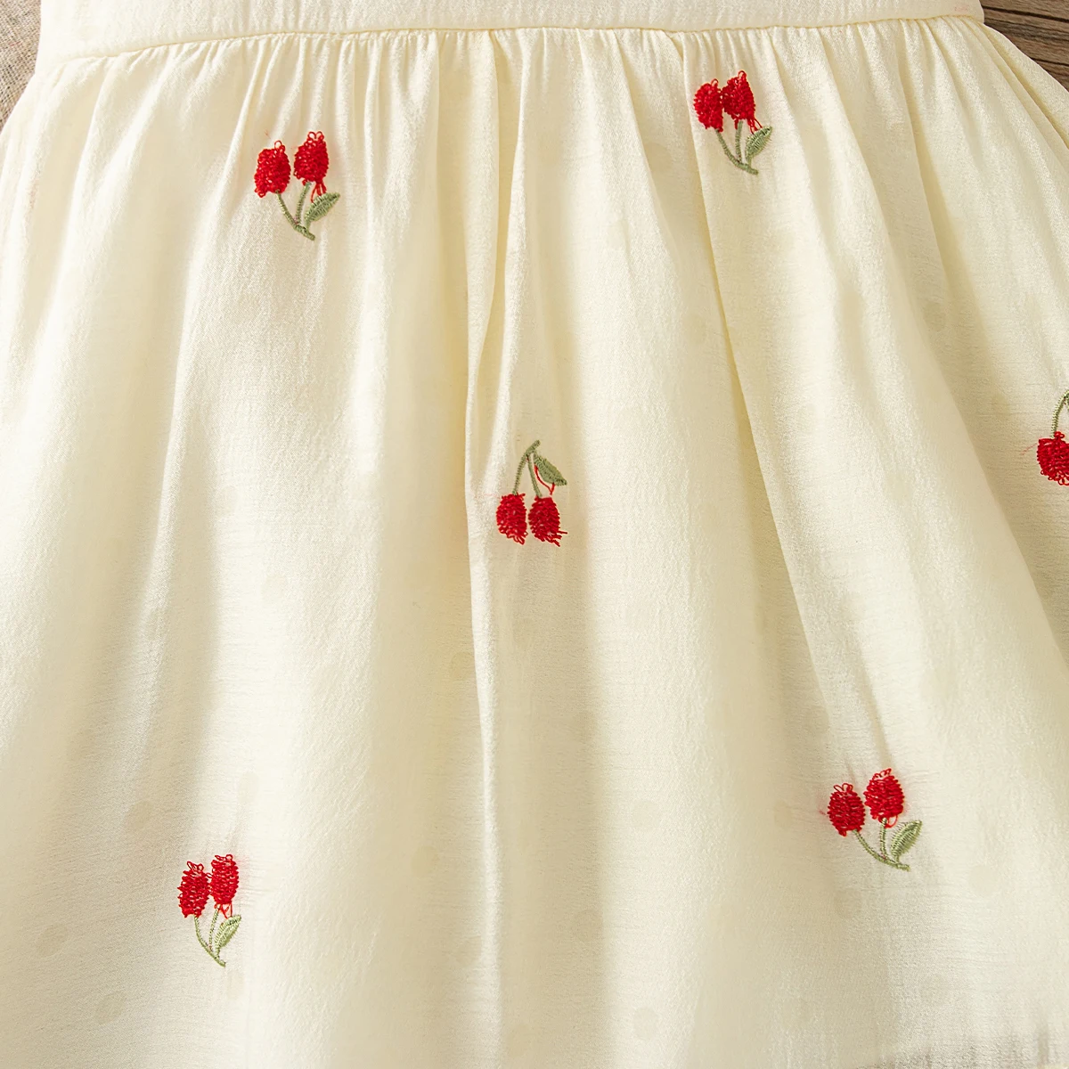 Sommerliches Baumwollkleid für Babymädchen mit Kirschen, Koreanischer Stil, Niedliches Beige Kleid mit Puppenkragen und Erdbeermotiv für Kleinkinder – Detail 8