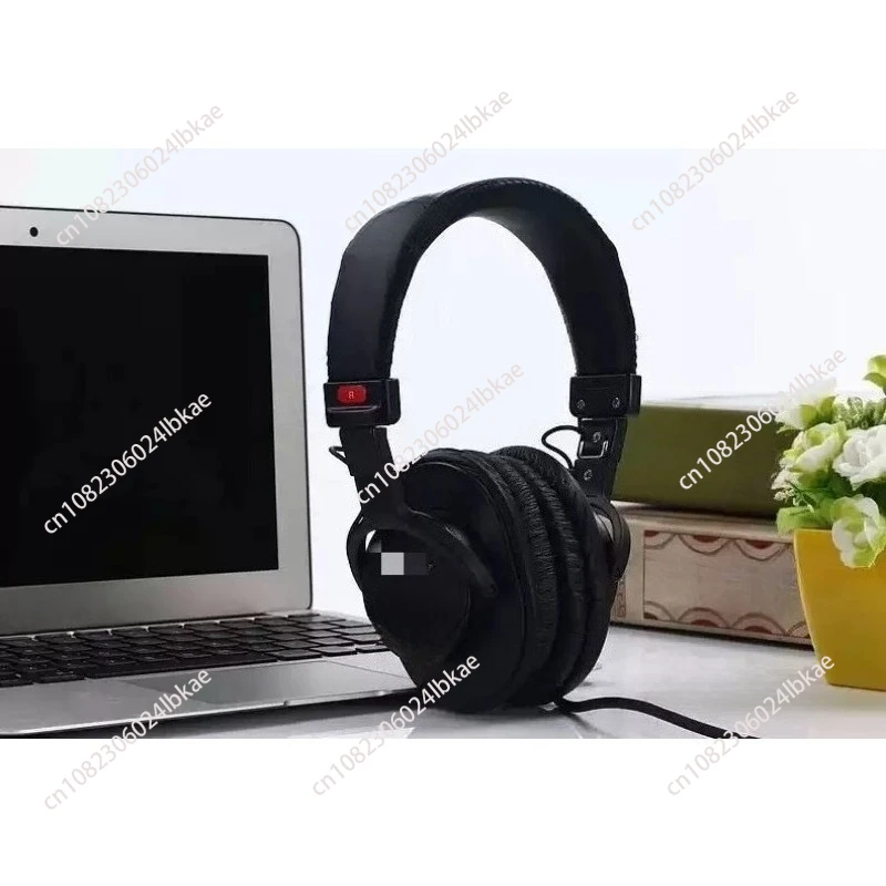 The MDR 7506 over-ear stereo headphones for music production 1 piece with storage bag