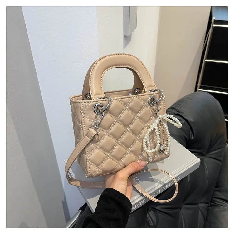 

Сумка в стиле принцессы Дианы во французском стиле, 20225, нишевая легкая роскошная сумка через плечо с вышивкой и бриллиантами для женщин