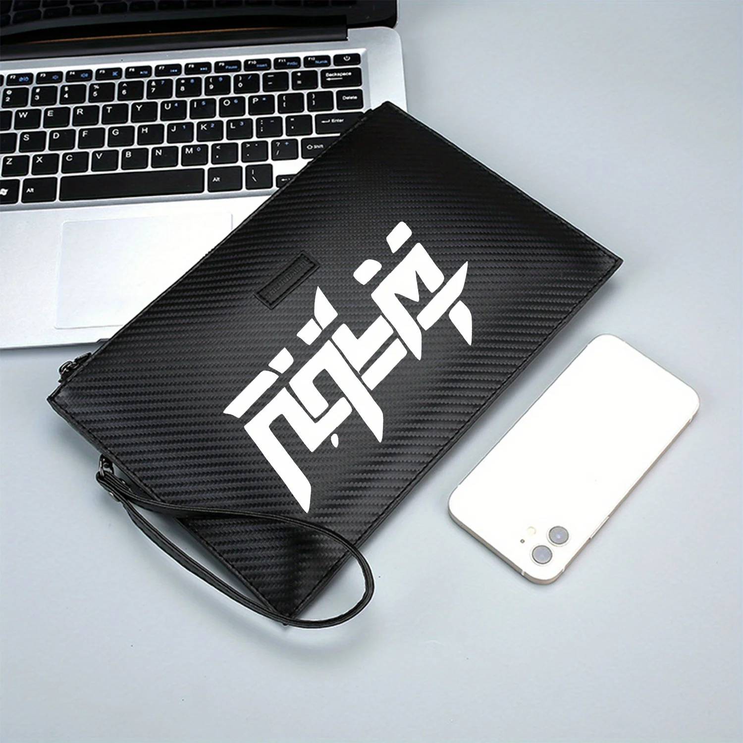 تصميم هندسي تجريدي بأشكال بيضاء جريئة أنيقة مطبوعة من البولي يوريثان حقيبة يد رجالية عصرية وعملية للحمل اليومي