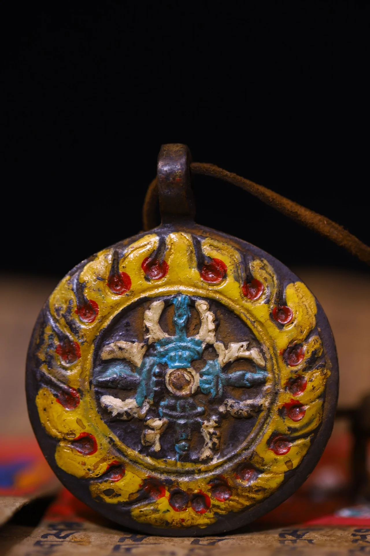 

2"Tibetan Temple Collection Old Bronze Painted Cross Vajra Pattern Nine Palaces and Eight Trigrams Buddha Card Pendant Amulet