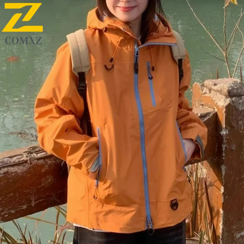 

COMXZ Мужская куртка Chaqueta с тремя доказательствами Softshell, свободная водонепроницаемая осенняя куртка для приключений на открытом воздухе, походная университетская куртка 2025, удобное пальто
